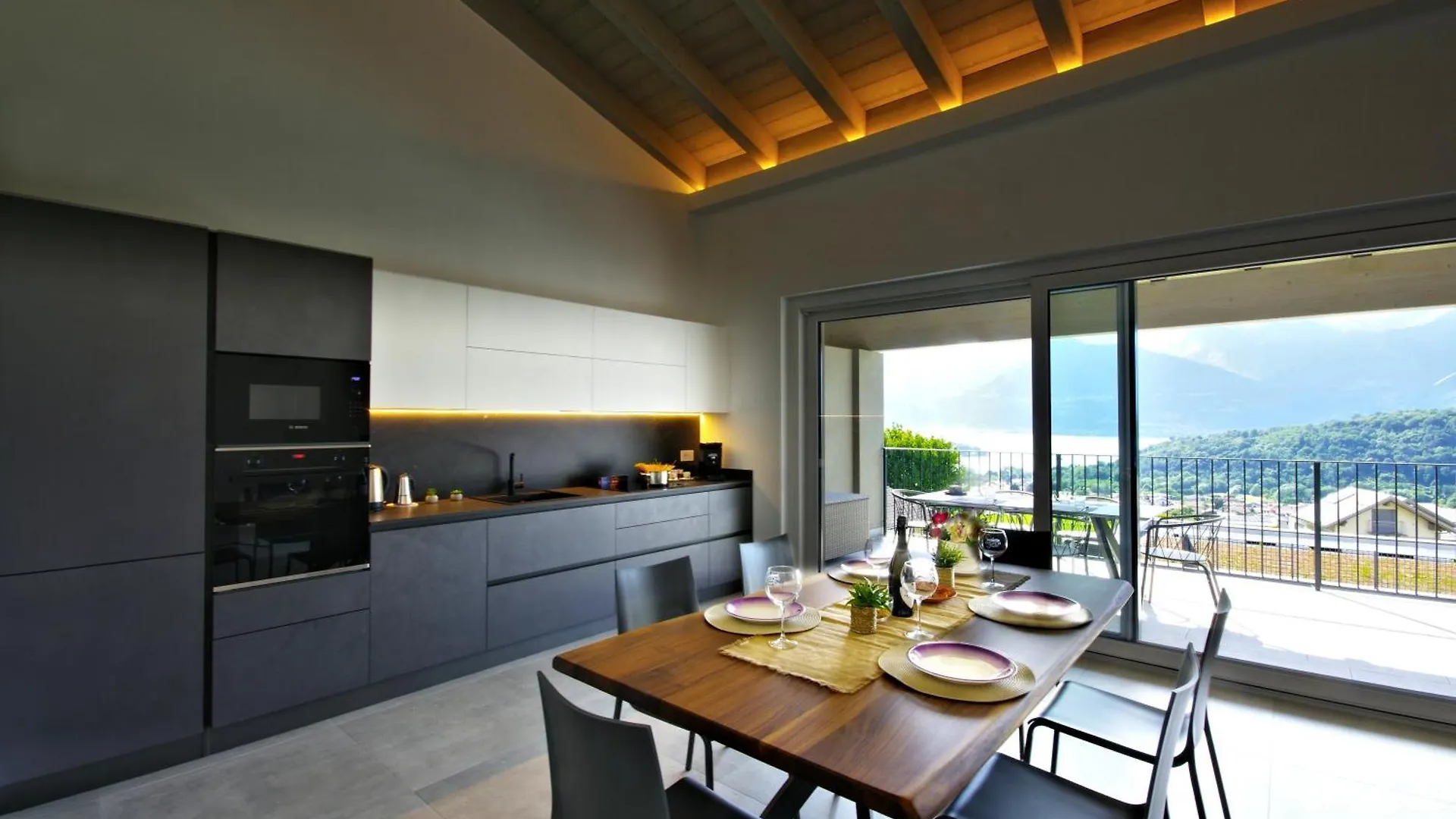 La Terrazza Sul Lago Colico 0*,